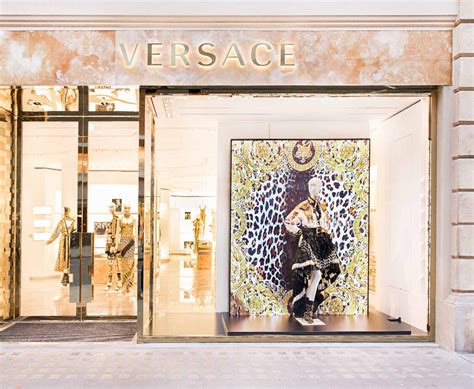 versace sostenibilità retail|versace sustainable sourcing.